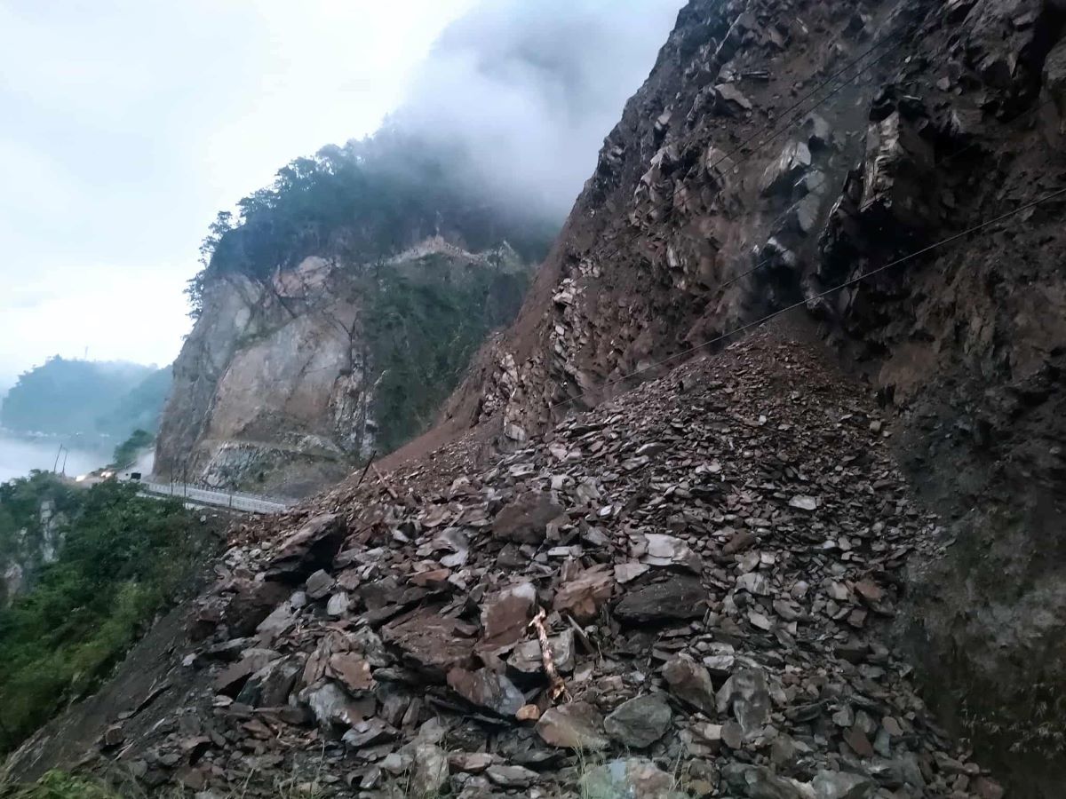 पहिरोले सात राजमार्ग अवरुद्ध