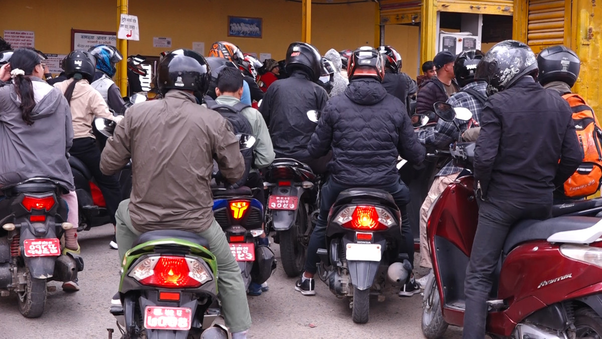 पेट्रोल पम्पमा उपभोक्ताको भीड