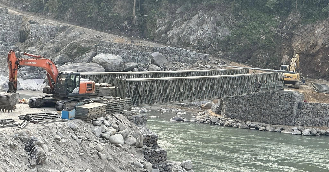 पानीको सतह बढेपछि फोक्सिङटारको बेलिब्रिज झिकियो