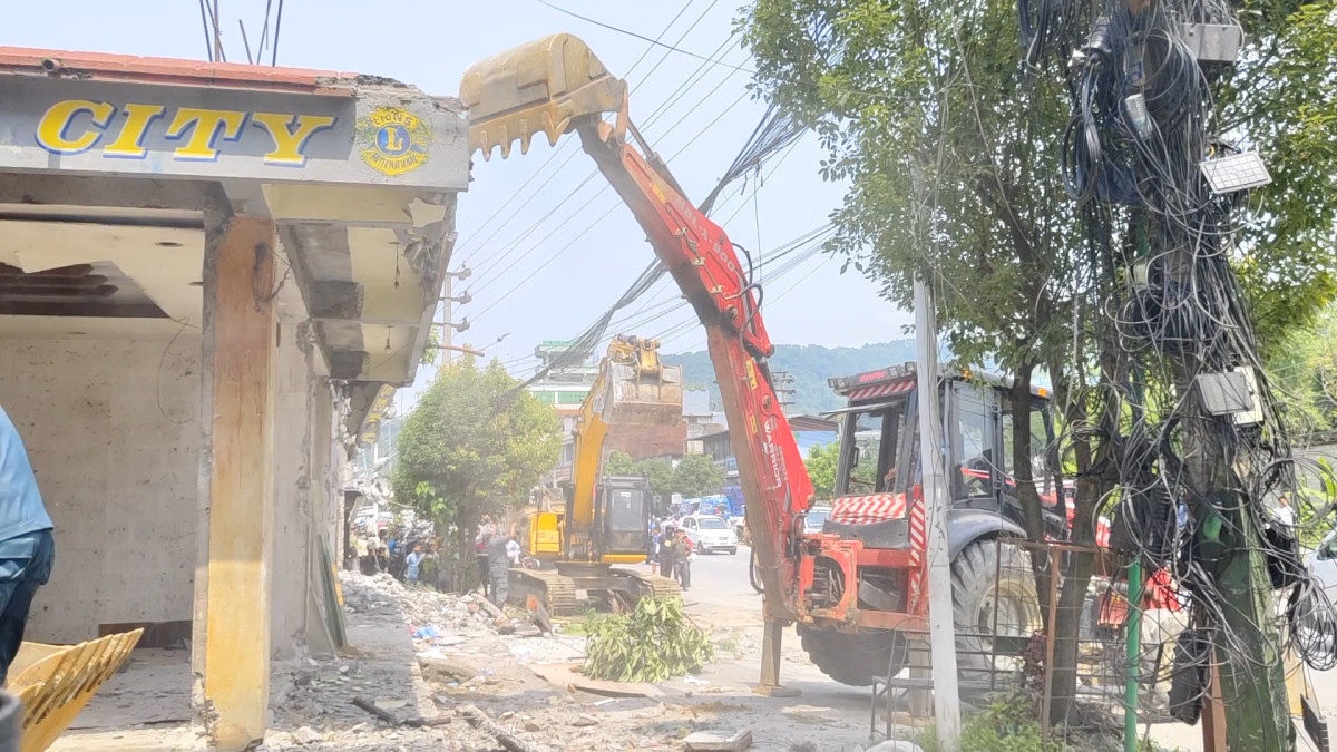 पोखराको फिर्केखोलाका अवैध संरचनामा चल्यो डोजर