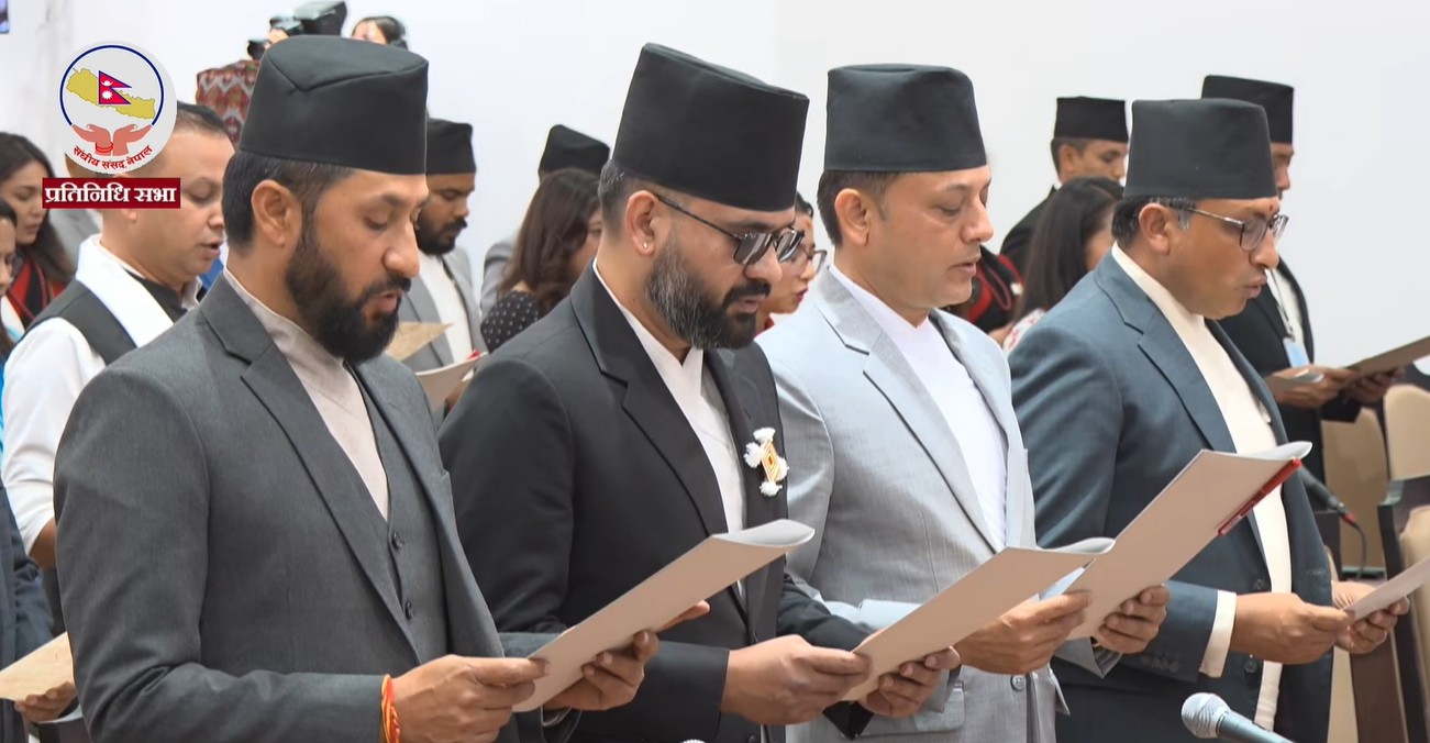 नवनिर्वाचित सांसदहरूले लिए शपथ