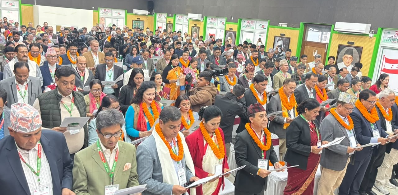 कांग्रेसका नवनिर्वाचित पदाधिकारी तथा केन्द्रीय सदस्यले लिए शपथ